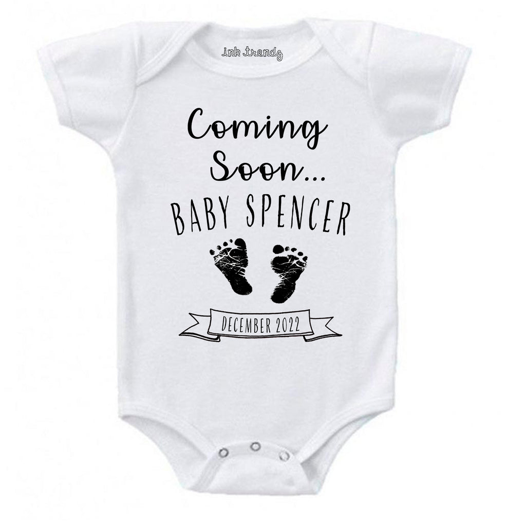 prontomodacalzature® Customized Coming Soon... Name and Expecting Date Announcement Baby Bodysuit Romper onesie, Announcement Onesie, Baby Announcement, Gender Reveal Onesie, Gender Reveal, Coming Soon Onesie, Husband Baby Announcement
